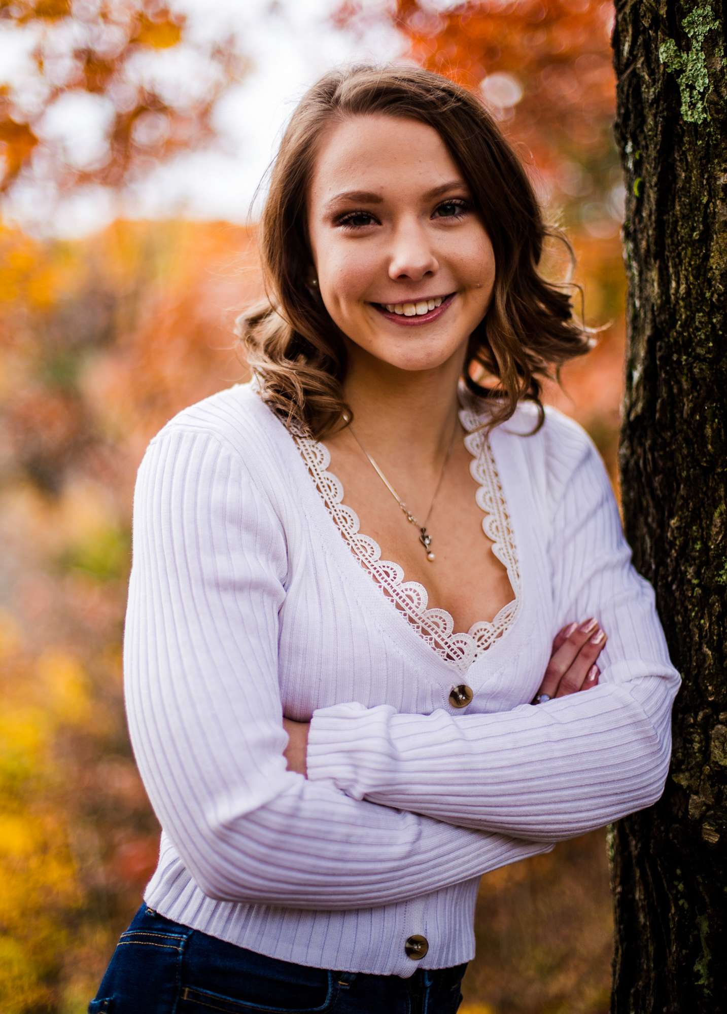 Smiling girl leans against a tree at Wintergreen Gorge senior photo session